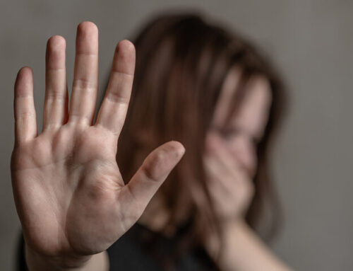Κακοποίηση και κακοποιητικός τραυματικός δεσμός – Γνώση και πρόληψη για να σπάσουν τα δεσμά