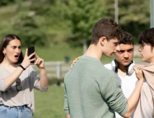 Εφηβική βία: Ποια είναι τα «καμπανάκια» για τους γονείς και τι πρέπει να κάνουν, σύμφωνα με ειδικό